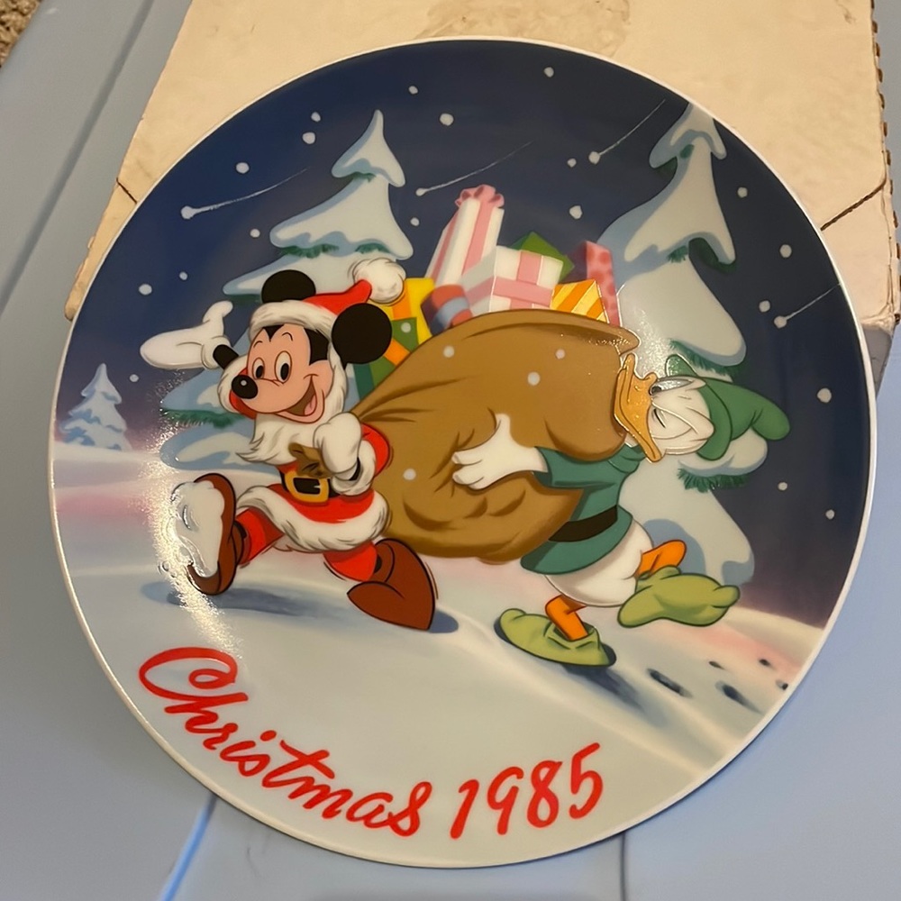 The Walt Disney Collection Collectors Plates Christmas 1985 Santa’s Helpers